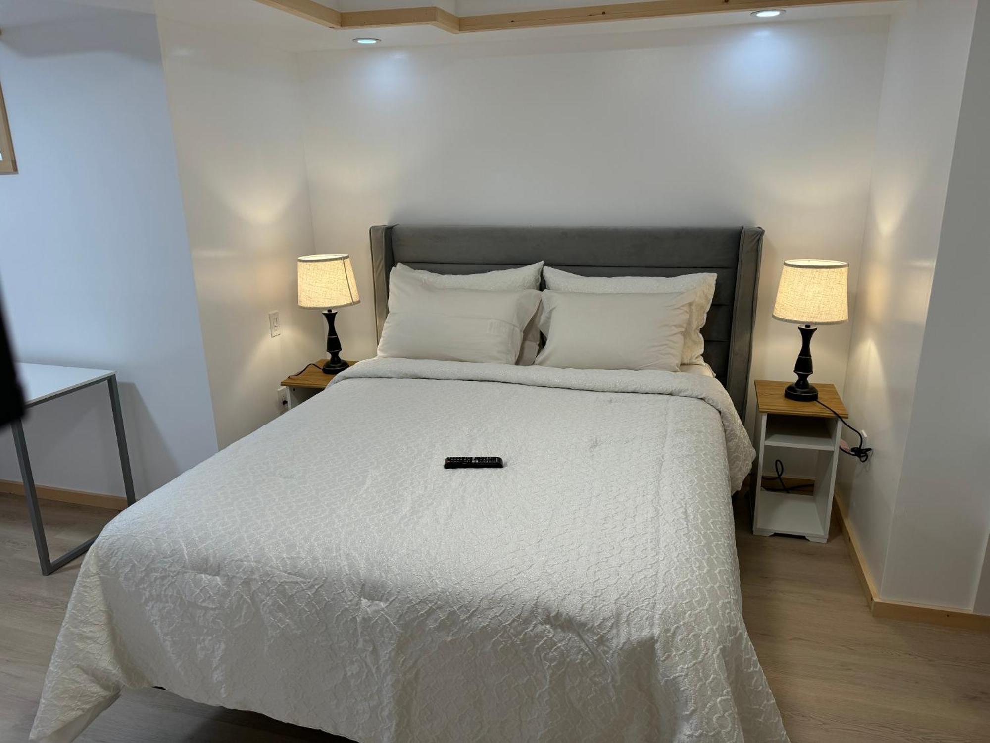 Private Entrance, Private Bathroom, Bedroom And Workspace Ottawa Exterior foto