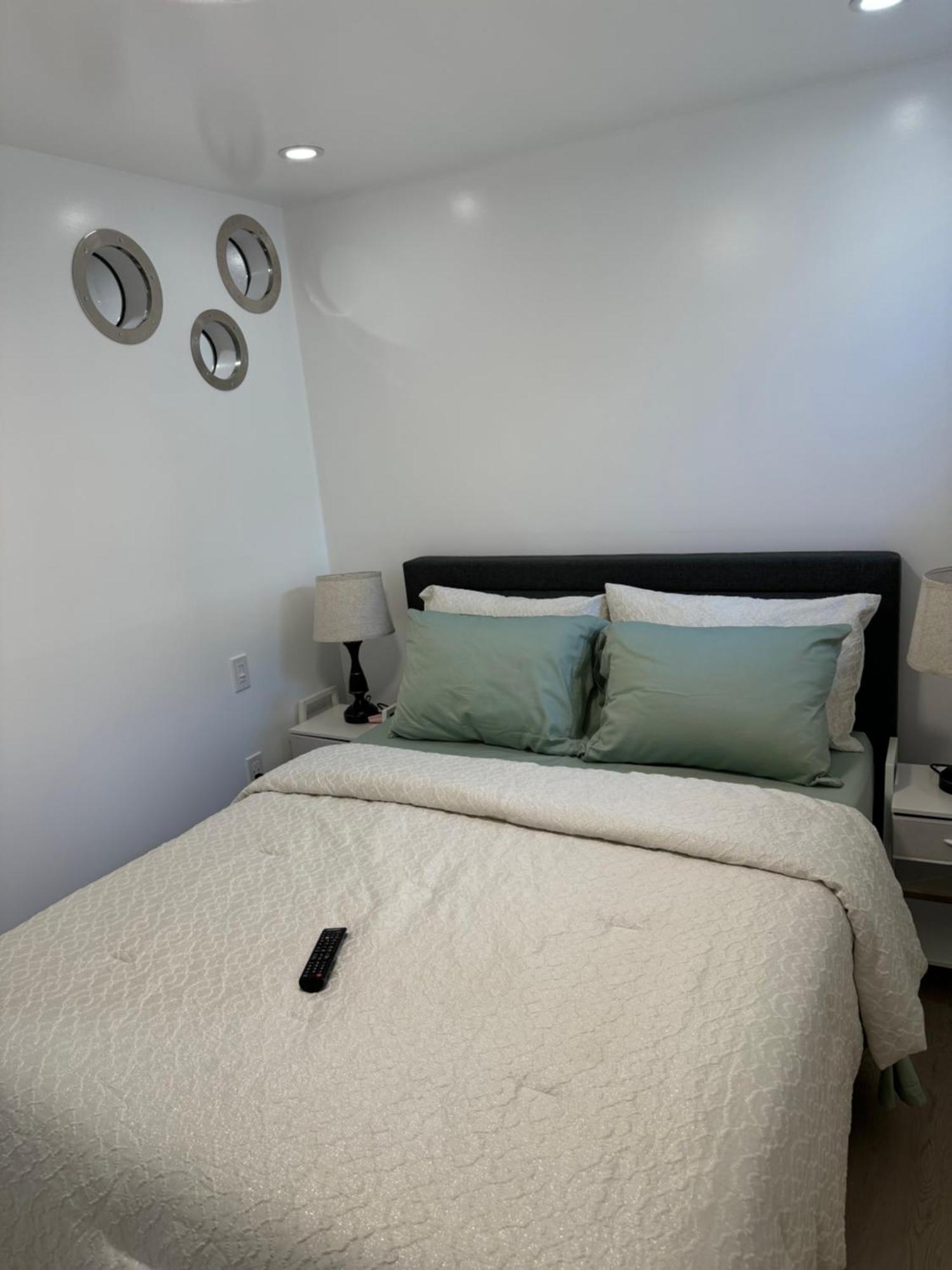 Private Entrance, Private Bathroom, Bedroom And Workspace Ottawa Exterior foto