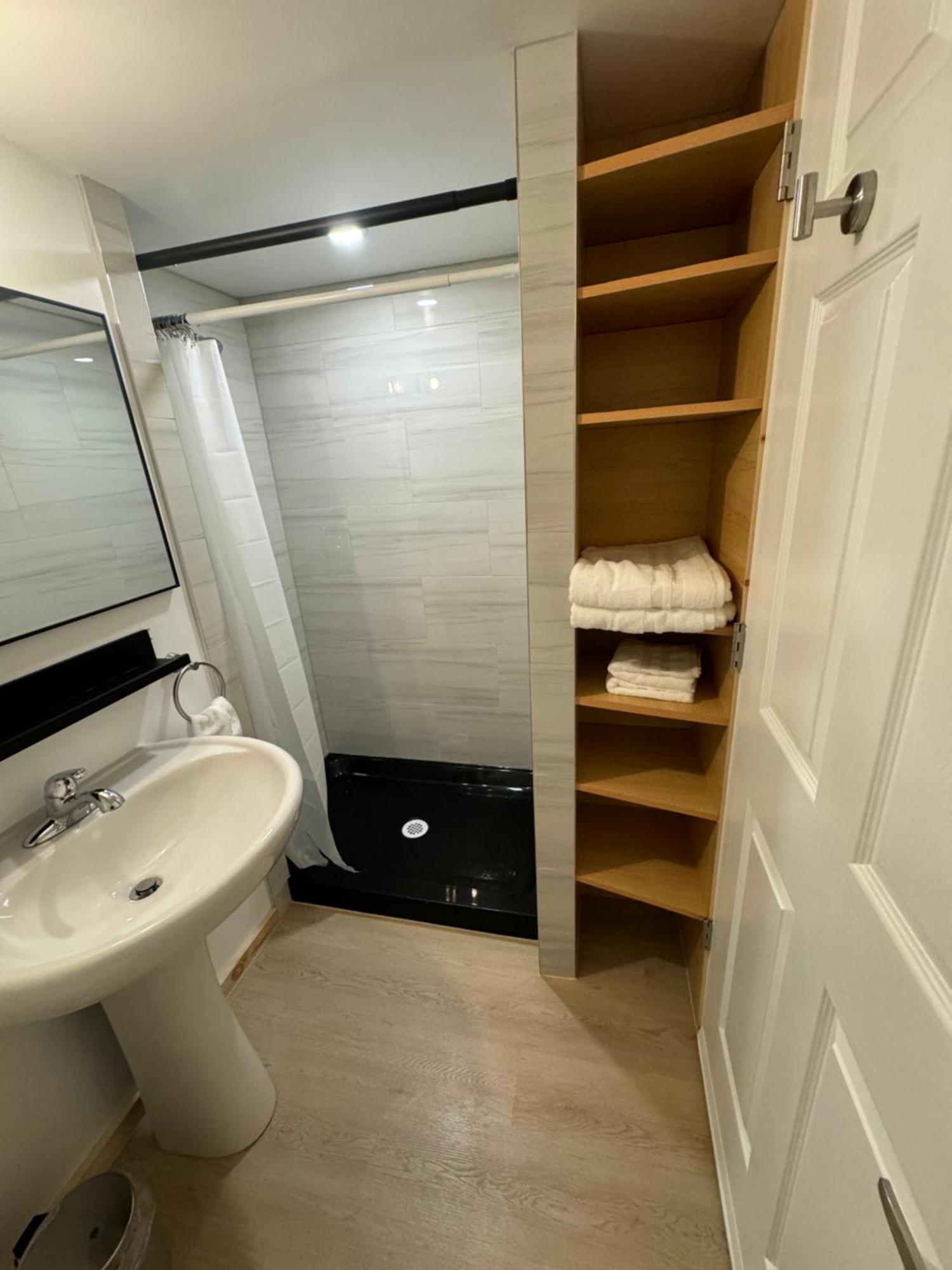 Private Entrance, Private Bathroom, Bedroom And Workspace Ottawa Exterior foto
